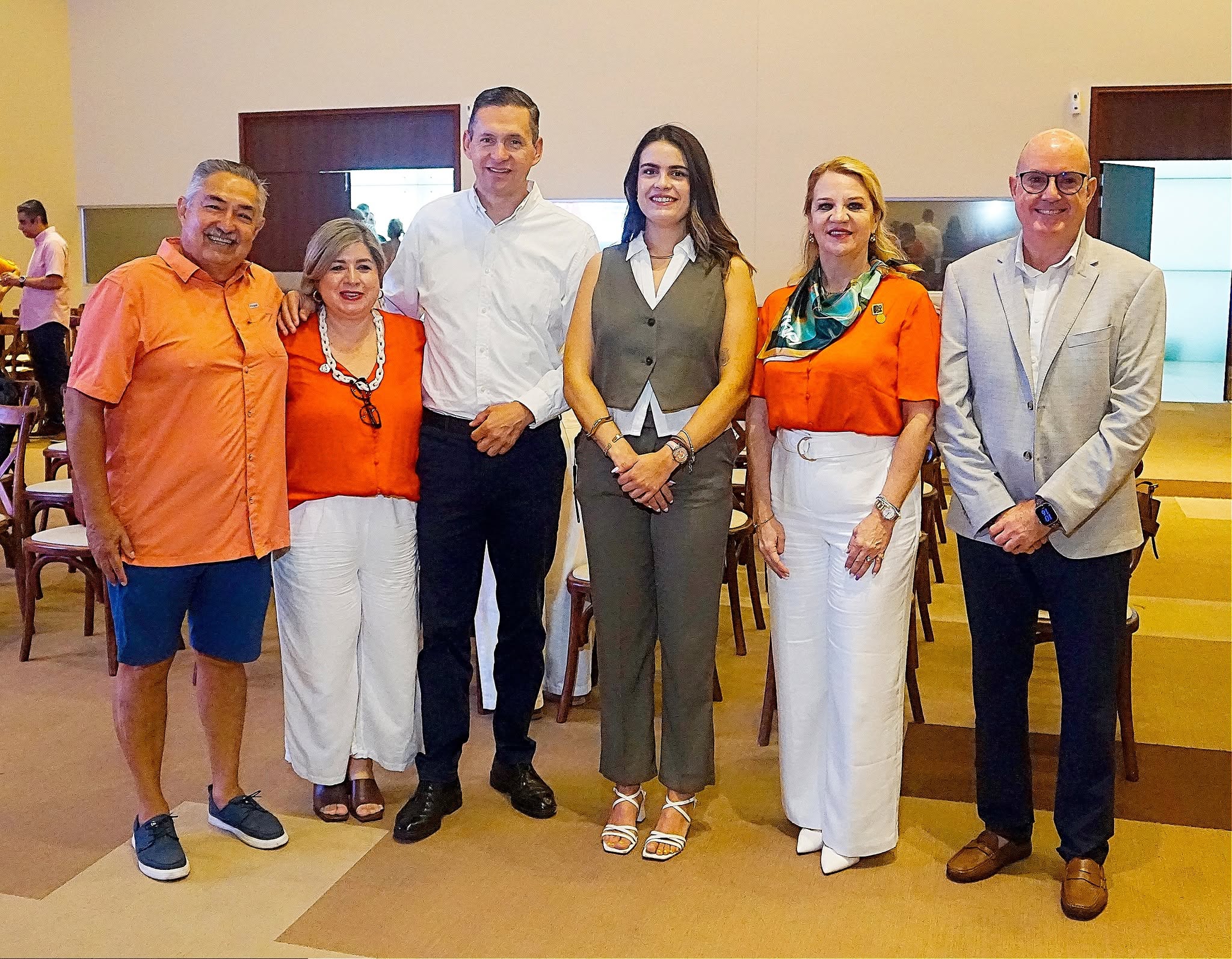 Dania Peñafiel, Directora Comercial de Teseo Data Lab, presentando el análisis de datos en el Comité Mujer Inmobiliaria de AMPI Riviera Nayarit